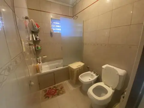 Chalet de 5 ambientes con patio y cochera