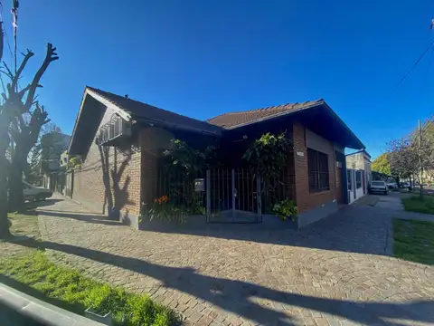 Chalet de 5 ambientes con patio y cochera