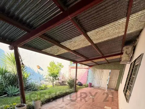 Casa 6 ambientes con 2 baños