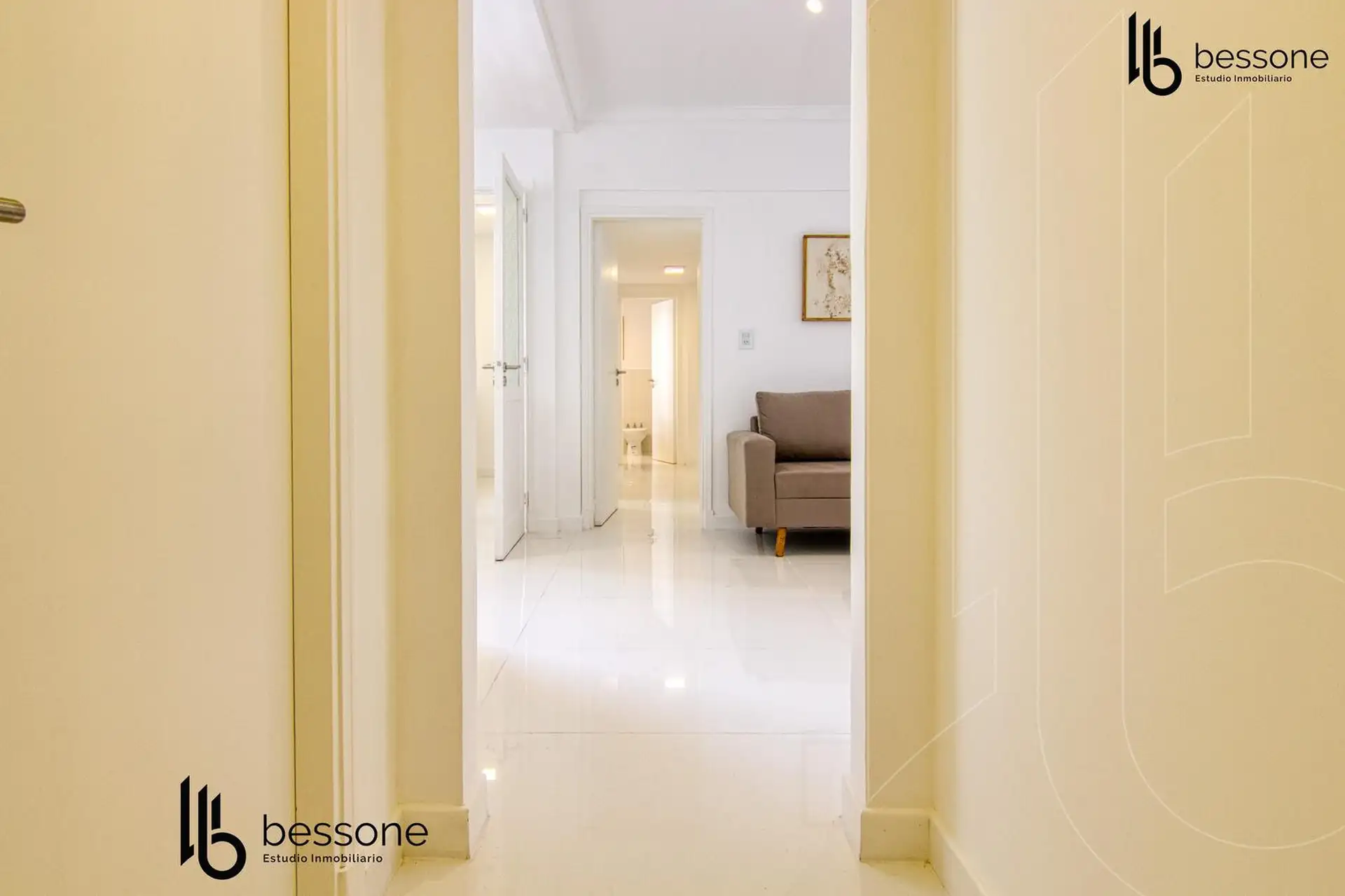 Departamento al frente con balcon saliente