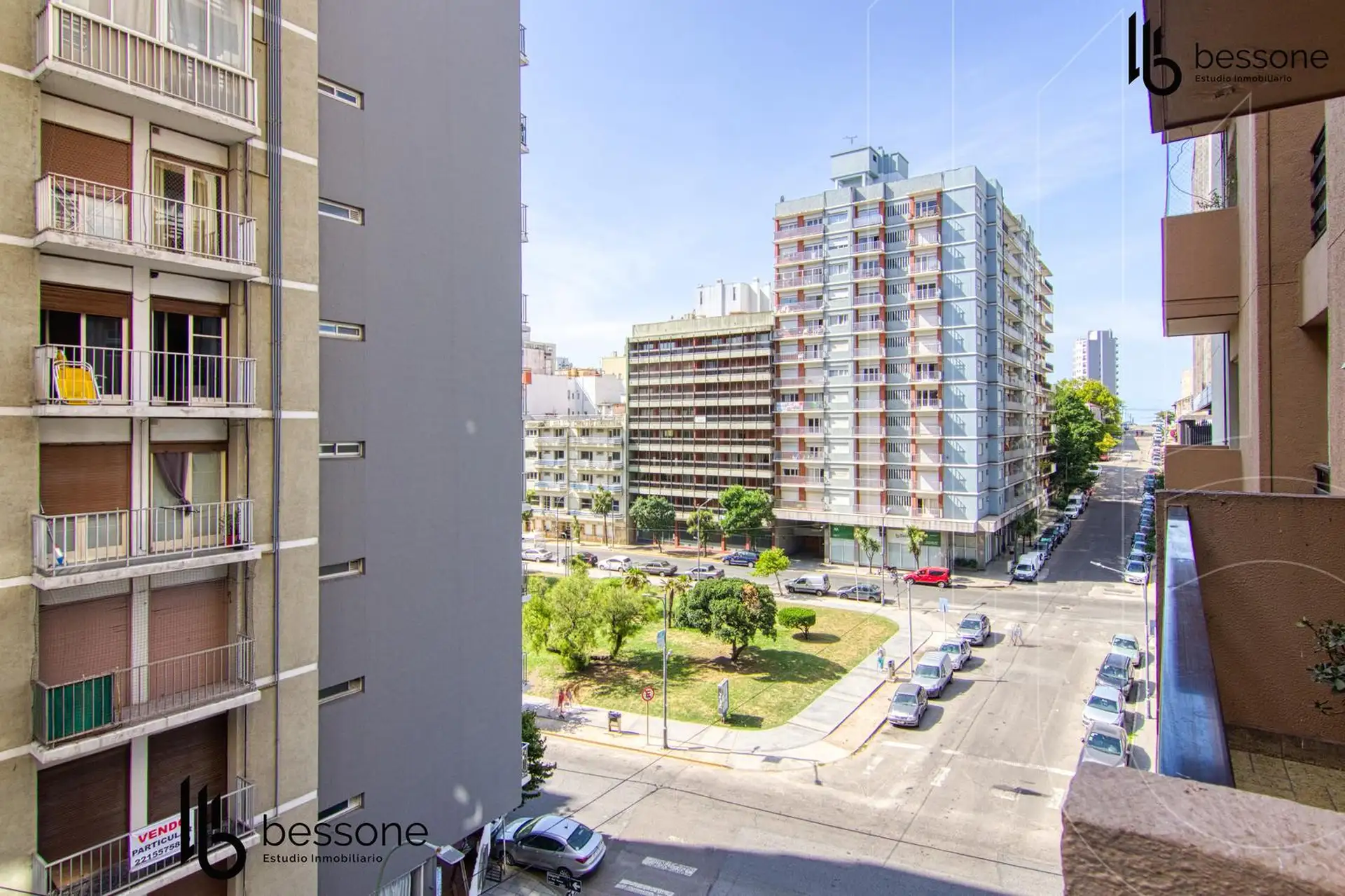 Departamento al frente con balcon saliente