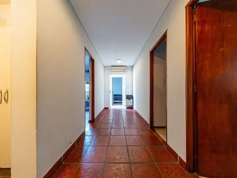 VTA CASA 4 DORM, PATIO Y COCHERA Y JARDIN