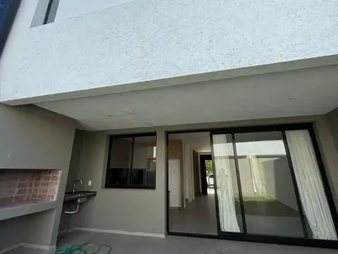 Casa 4 ambientes con 3 baños