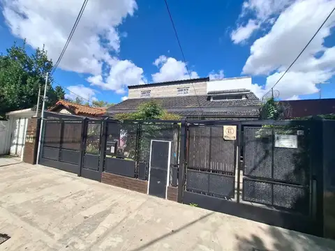 VENTA EN BLOQUE CASA MAS TRES DEPTOS 2 AMB J C PAZ