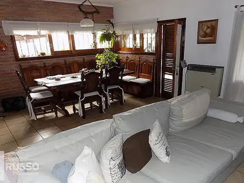 Casa en Venta con 2 cocheras