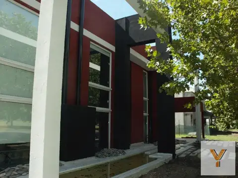 Casa en venta - 4 Dormitorios 3 Baños - La Plata