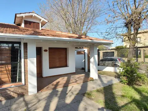 VENTA - MUY BUEN CHALET 4 AMB C/GARAGE Y PATIO! ADROGUE