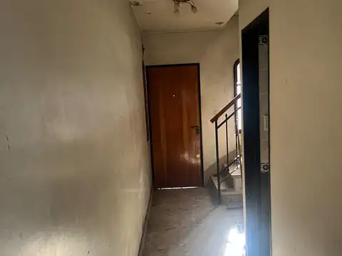 VENDO CASA  5 AMBIENTES EN LINIERS CON GARAGE PATIO Y PARRILLA