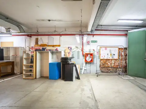 EDIFICIO/FABRICA DE 4 PISOS CON OFICINAS DEPOSITO MONTACARGA EXCELENTE UBICACIÓN