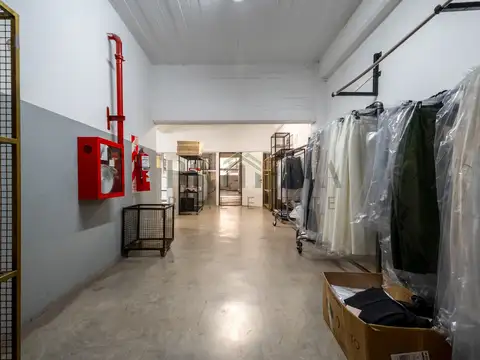EDIFICIO/FABRICA DE 4 PISOS CON OFICINAS DEPOSITO MONTACARGA EXCELENTE UBICACIÓN