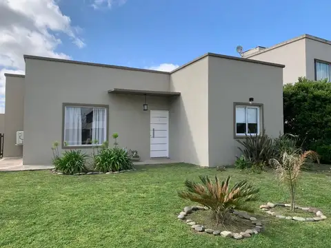 Casa  en Venta en San Eduardo, Pilar del Este, Pilar