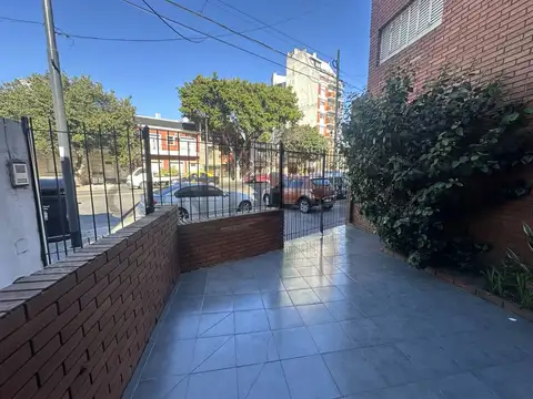 PH de 4 ambientes con cochera, patio y oficina