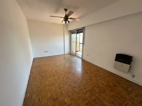 3 Ambientes al Frente con Balcon a mts Av. La Plata