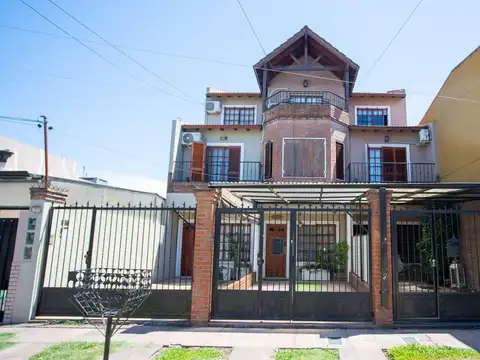 Venta Tríplex 3 ambientes con patio y pileta en Haedo.