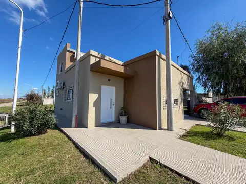 Casa de 2 dormitorios con pileta y cochera en Susana