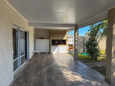 Casa de 2 dormitorios con pileta y cochera en Susana