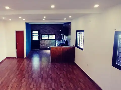 Amplia casa de 3 amb, en barrio cerrado