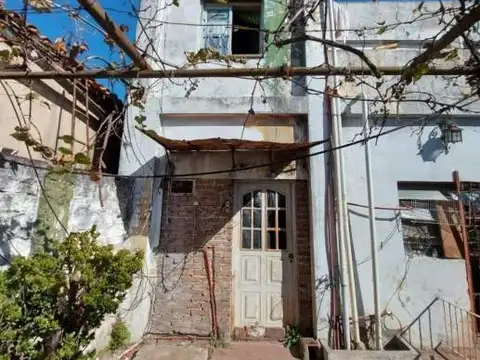 CASA EN DOS PLANTAS SOBRE AVENIDA EN MORON SUR