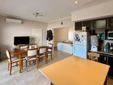 Casa 8 ambientes con 2 baños