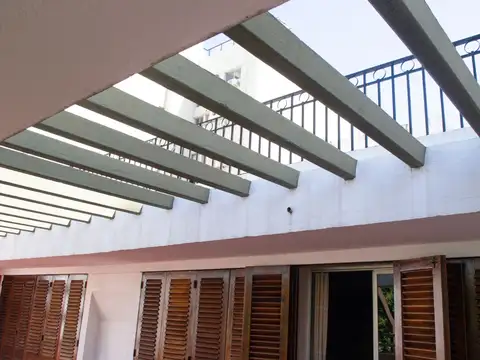 CASA Cofico 3 plantas 3 patios, 4 dormitorios, 1 local, balcon terraza