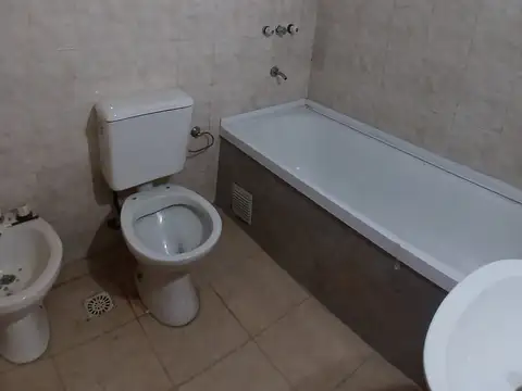 ALQUILER 2 AMBIENTES Y MEDIO CON BALCON Y PATIO