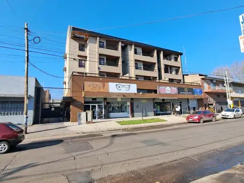 Depto. Alquiler. Solano. 3 amb c/ patio y cochera.