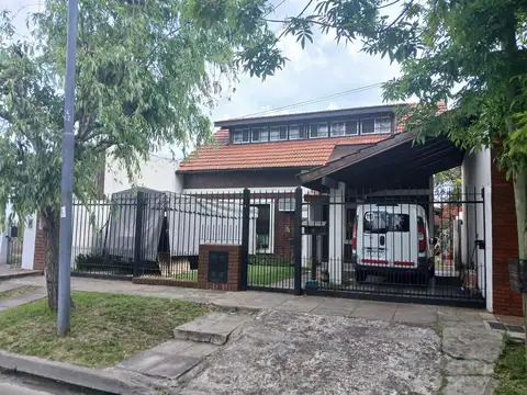 VENTA CASA MULTIFAMILIAR APTO CREDITO 8 AMB CON PARQUE QUINCHO Y DEPTO INDEP DE VILLA TESEI