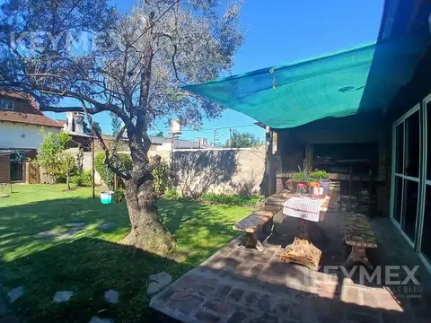 Casa 8 ambientes con 2 baños