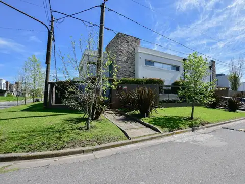 Casa en venta en Barrio Don Carlos – 4 dormitorios