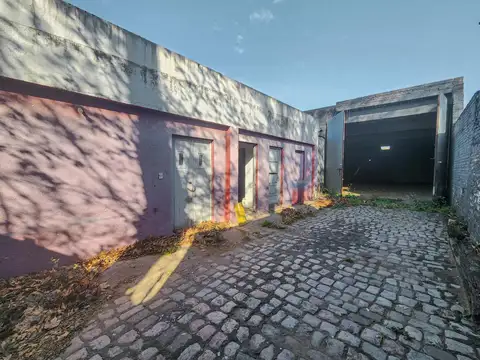 Galpón de 130m² con techo plano y oficinas