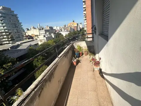 DEPARTAMENTO EN VENTA 3 AMBIENTES SAN TELMO - SEMIPISO CON BALCON AL FRENTE SOBRE AVENIDA