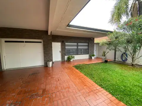 CASA CENTRICA EN VENTA . CAMPANA.