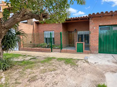 CASA EN ALQUILER - 3 DORMITORIOS + GARAGE + PATIO