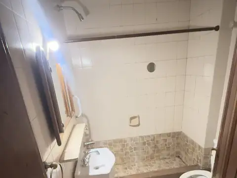 Casa en 2 plantas de 4 amb. Garaje, patio y terraza a mejorar