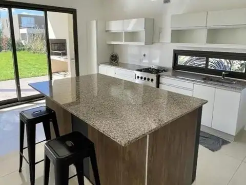 Casa 5 ambientes con 4 baños