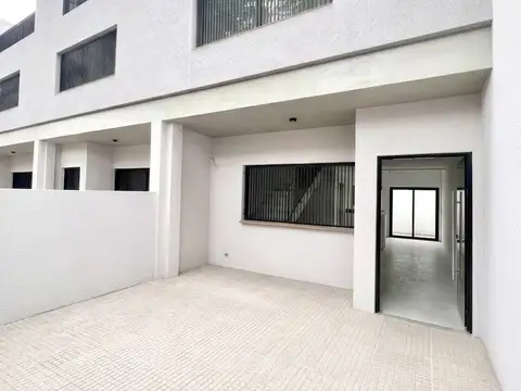 Olivos: Dúplex a Estrenar, Excelente Construcción. 4 Amb. Jardín y Entrada de Auto C/porton Automatico