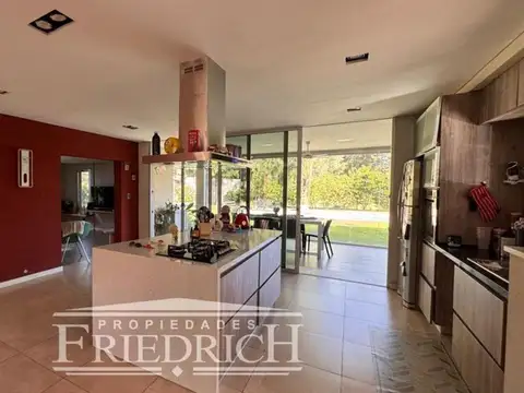 Casa 5 ambientes con 4 baños