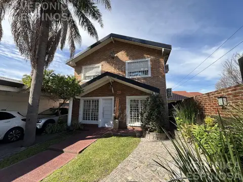 Casa de cuatro ambientes, en venta, Moron Sur