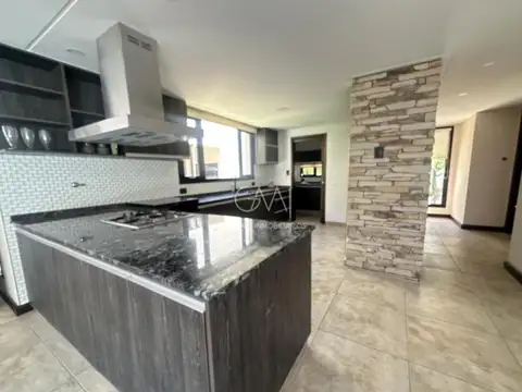 Casa en Alquiler Temporal con 2 cocheras