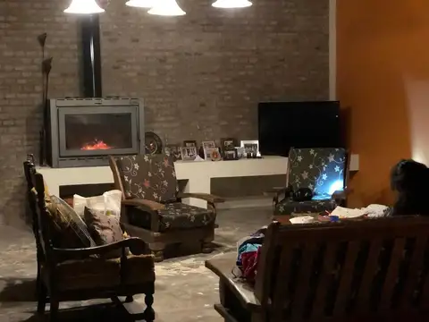 Casa 6 ambientes con 2 baños