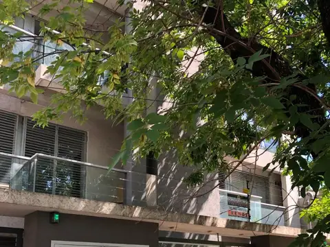 IMPECABLE DEPTO DE 2 AMBIENTES AL FRENTE CON BALCÓN  