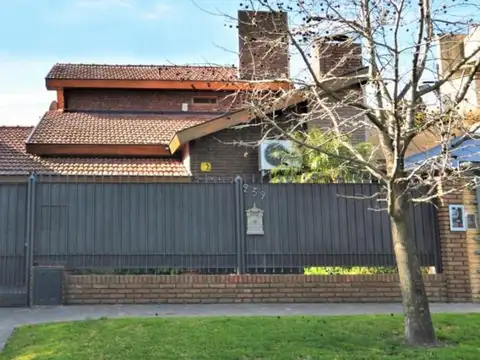 Casa 5 ambientes con 3 baños