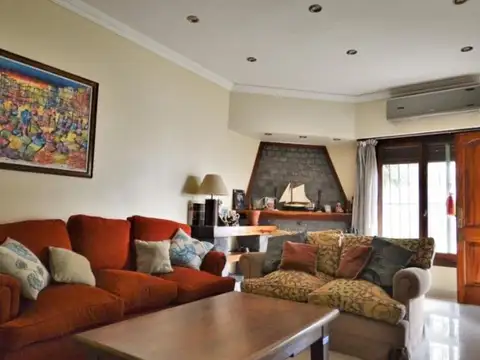 Casa en Venta con 3 cocheras