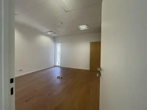 Oficina de 700 m2 con 2 cocheras - Oportunidad 