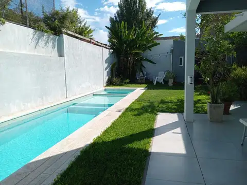 CASA DE 4 AMBIENTES/PISCINA/JACUZZI REMODELADA A/N