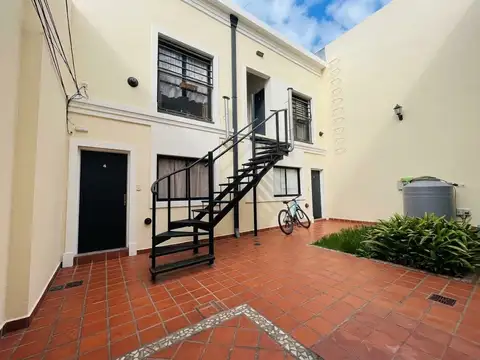 2 ambientes en  duplex.  1 ° piso por escalera, interno