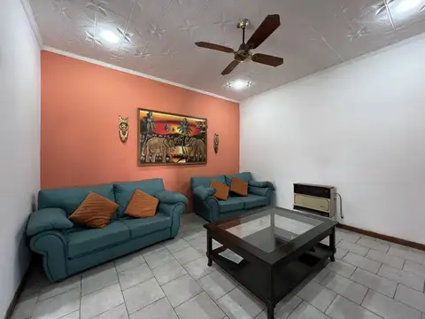 VENTA - Casa de 2 dormitorios con cohera. Barrio Alberdi, Rosario.