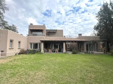 Casa 9 ambientes con 4 baños