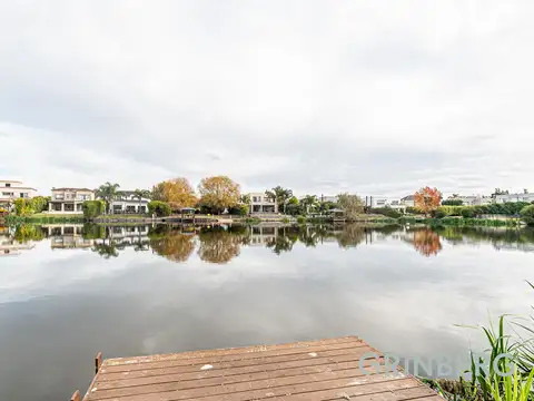 Excelente casa en el Barrio Los Sauces al lago
