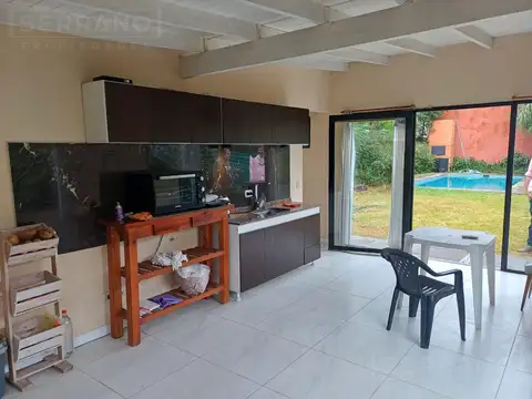 Venta Casa CON RENTA 3 ambientes con pileta en terreno de 300m2. Barrio De Vicenzo, Pilar